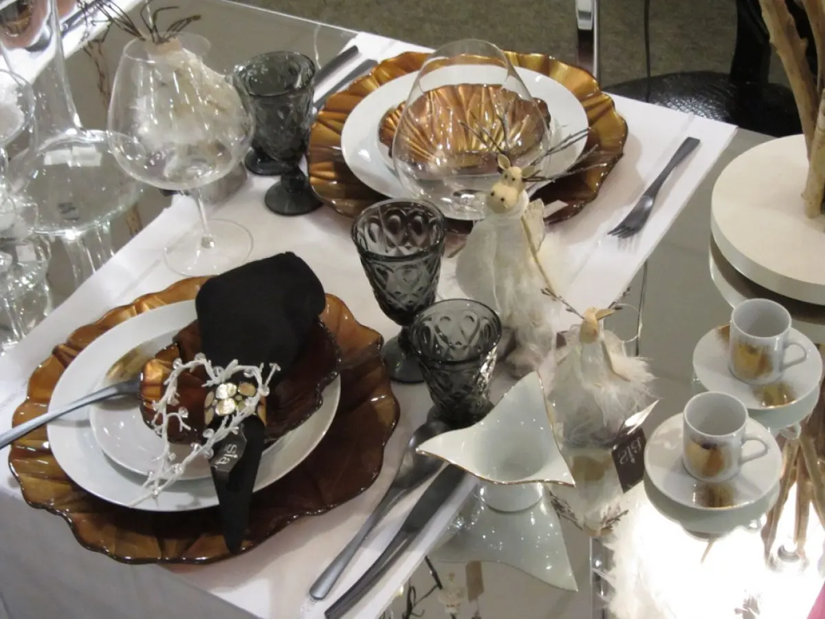 Une table aux lignes très contemporaines dans des tons de blanc, gris, noir, caramel et doré