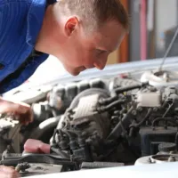 Les mécaniciens garagistes ont l'oeil pour trouver rapidement les pannes de votre voiture &copy; Jörn Buchheim - fotolia.com