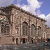 Avant l'installation de la grande verrière, les murs en grès rose de la Gare apparaissaient de loin &copy; Juergen G.