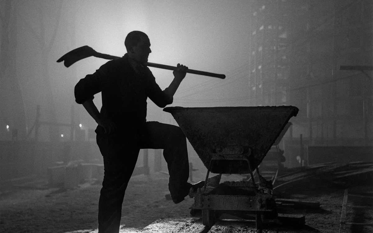 Ouvrier sur un chantier de nuit. France, 1938