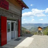 Vue panoramique sur le lac et la vallée depuis le gîte DR