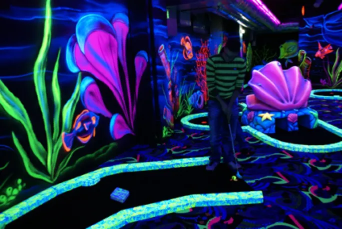 Sur un parcours de 18 trous, les joueurs évoluent dans un décor fluorescent