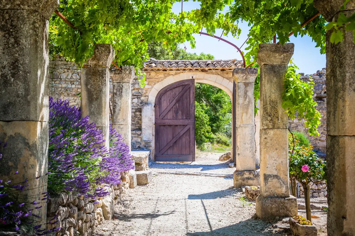 Gordes : ce village perché du Luberon est l’un des plus beaux de France, et il mérite vraiment le détour