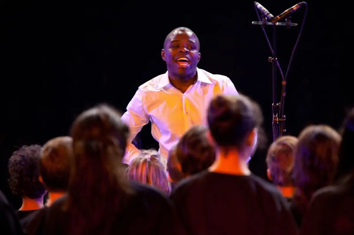 Le chef de chœur des Gospel Kids en plein concert : Alfonso Nsangu