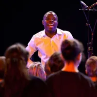 Le chef de chœur des Gospel Kids en plein concert&nbsp;: Alfonso Nsangu &copy; www.gospelkids.fr
