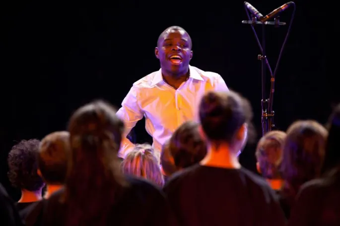 Le chef de chœur des Gospel Kids en plein concert : Alfonso Nsangu