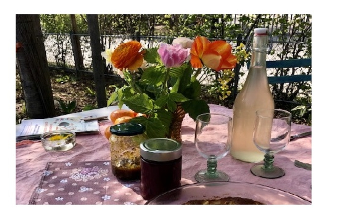 La table du jardin est prête : confitures maison et douceurs à partager