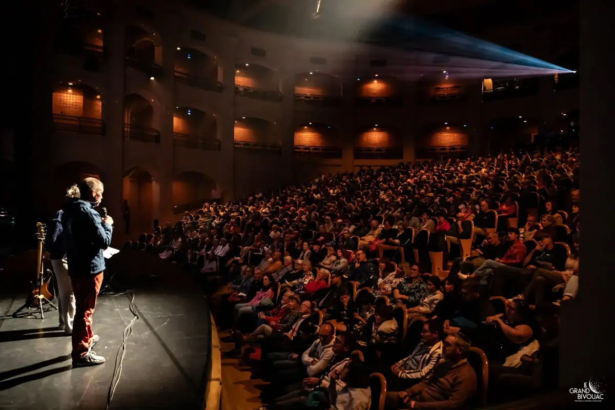 Depuis sa création, le Festival du Grand Bivouac réunit des centaines de passionnés du monde. 