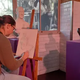 Grand cours de dessin au musée