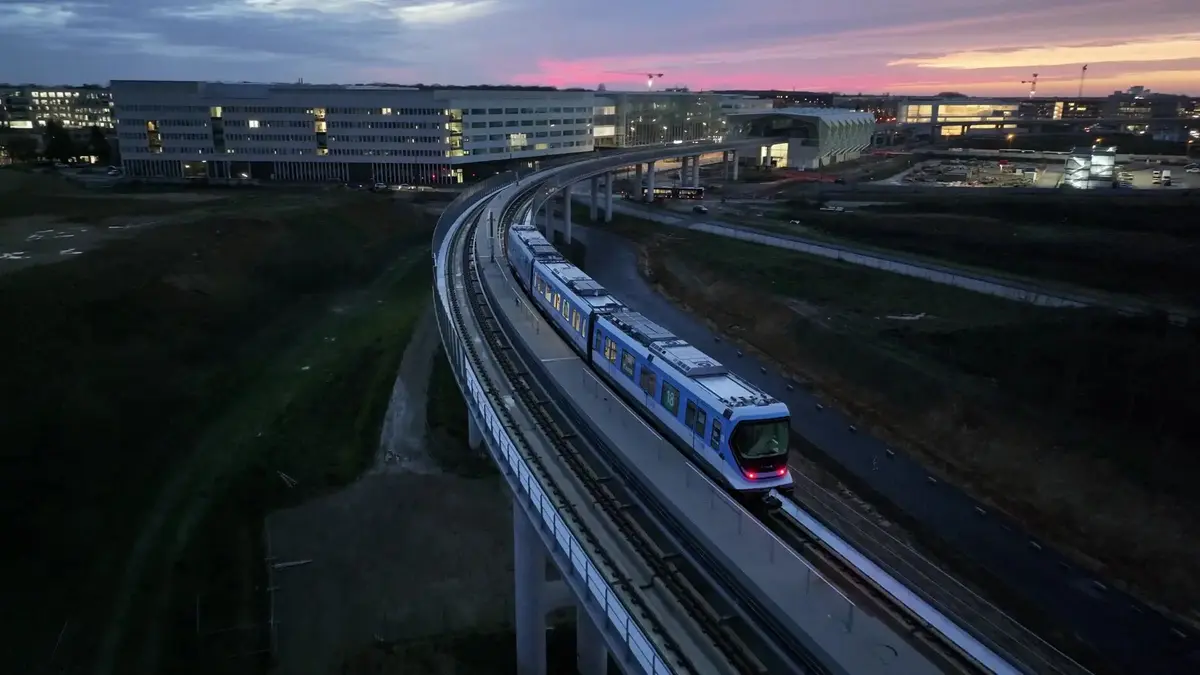 Les essais du métro sur le viaduc de la ligne 18