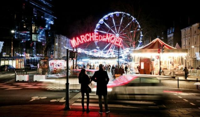 Une photo du marché de Noël de Rennes et de sa grande roue