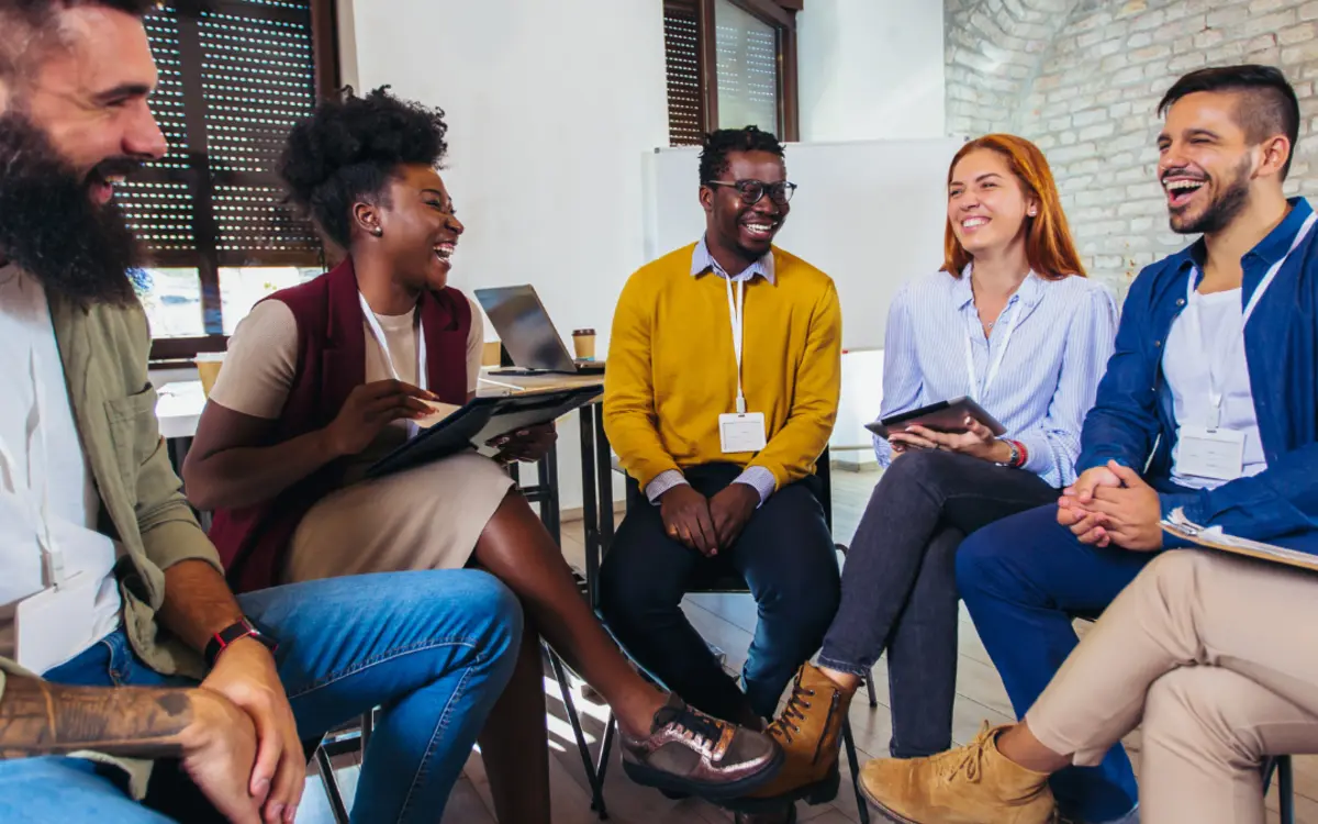 Adultes qui échangent ensemble