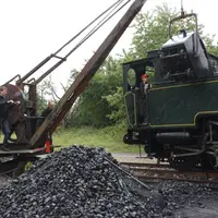 La locomotive consomme 400 à 500 kg de charbon sur son trajet : il faut donc la remplir au retour avec cette grue à charbon &copy; Sandrine Bavard