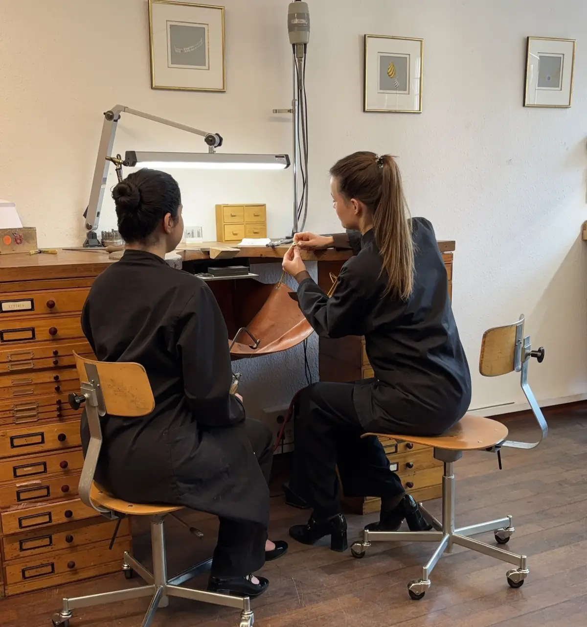 Deux expertes en pleine action à l'atelier !