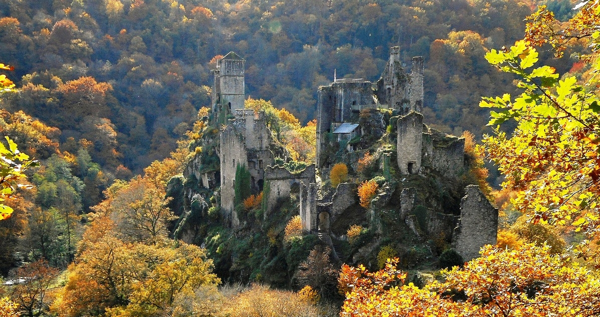 Halloween aux Tours de Merle - Visite théâtralisée: «  Les Tours de Merle se la racontent… entre ombres et légendes »