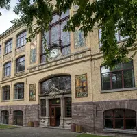 Recouverte de briques jaunes et de céramiques émaillées, la façade du bâtiment principal est classée monument historique depuis 1981 &copy; A.Lejolivet-HEAR