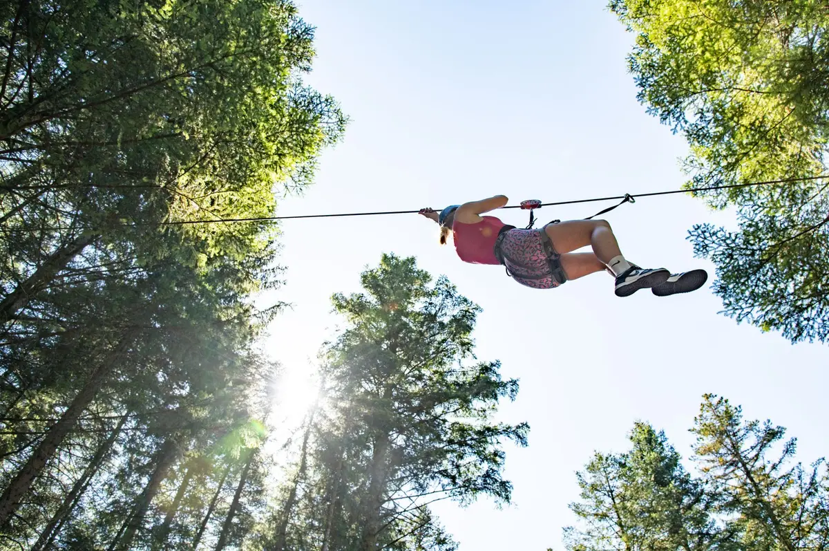Plusieurs tyroliennes vous attendent sur le parcours Accrobranche