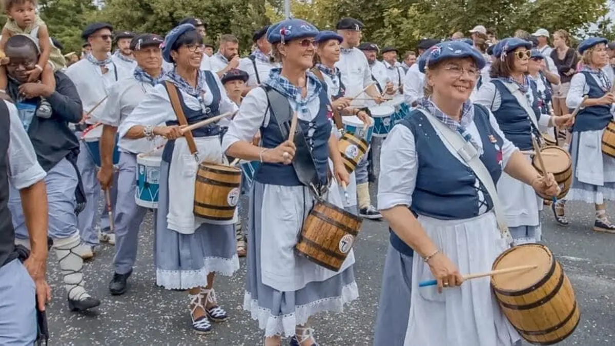Tenue traditionnelle recommandée, musique basque et animations font vivre les rues d'Hendaye pendant trois jours de festivités intenses 