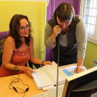 Michèle Witz et Anne-Catherine Lorenzini renseignent les visiteurs au téléphone &copy; Sandrine Bavard