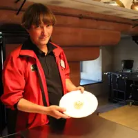 Denis Louchart a entre les mains la vaisselle impériale de Guillaume II &copy; Sandrine Bavard