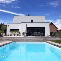 Une maison moderne avec sa piscine, réalisée par Homelines DR