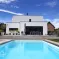 Une maison moderne avec sa piscine, réalisée par Homelines DR