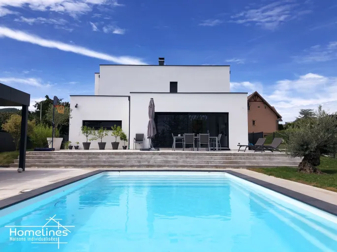 Une maison moderne avec sa piscine, réalisée par Homelines