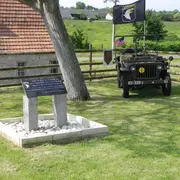Hommage aux quelques parachutistes perdus sur le secteur d'Omaha Beach