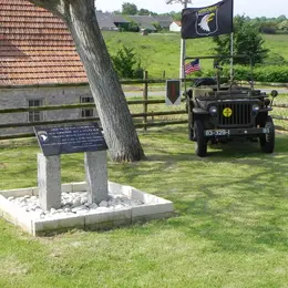 Hommage aux quelques parachutistes perdus sur le secteur d'Omaha Beach