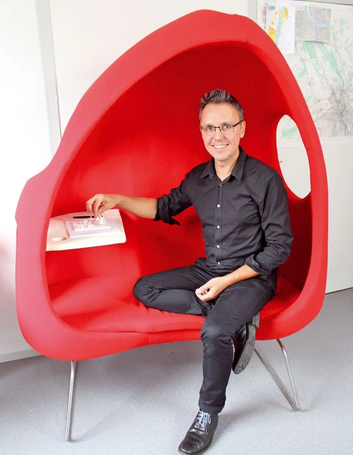 Hugues Klein dans la Niels chair, un siège à vivre qu’il a conçu