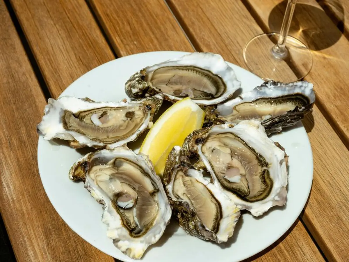 Huîtres & Vin Blanc Au Marché