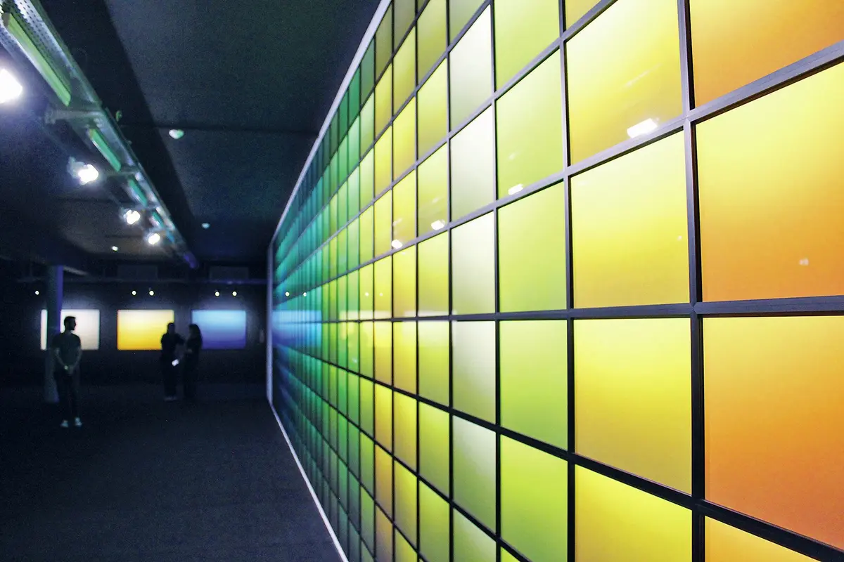 Un mur de couleurs hypnotiques : les couleurs de l'eau !