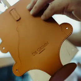Ici, nos savoir-faire - Visite Maroquinerie De Grimm