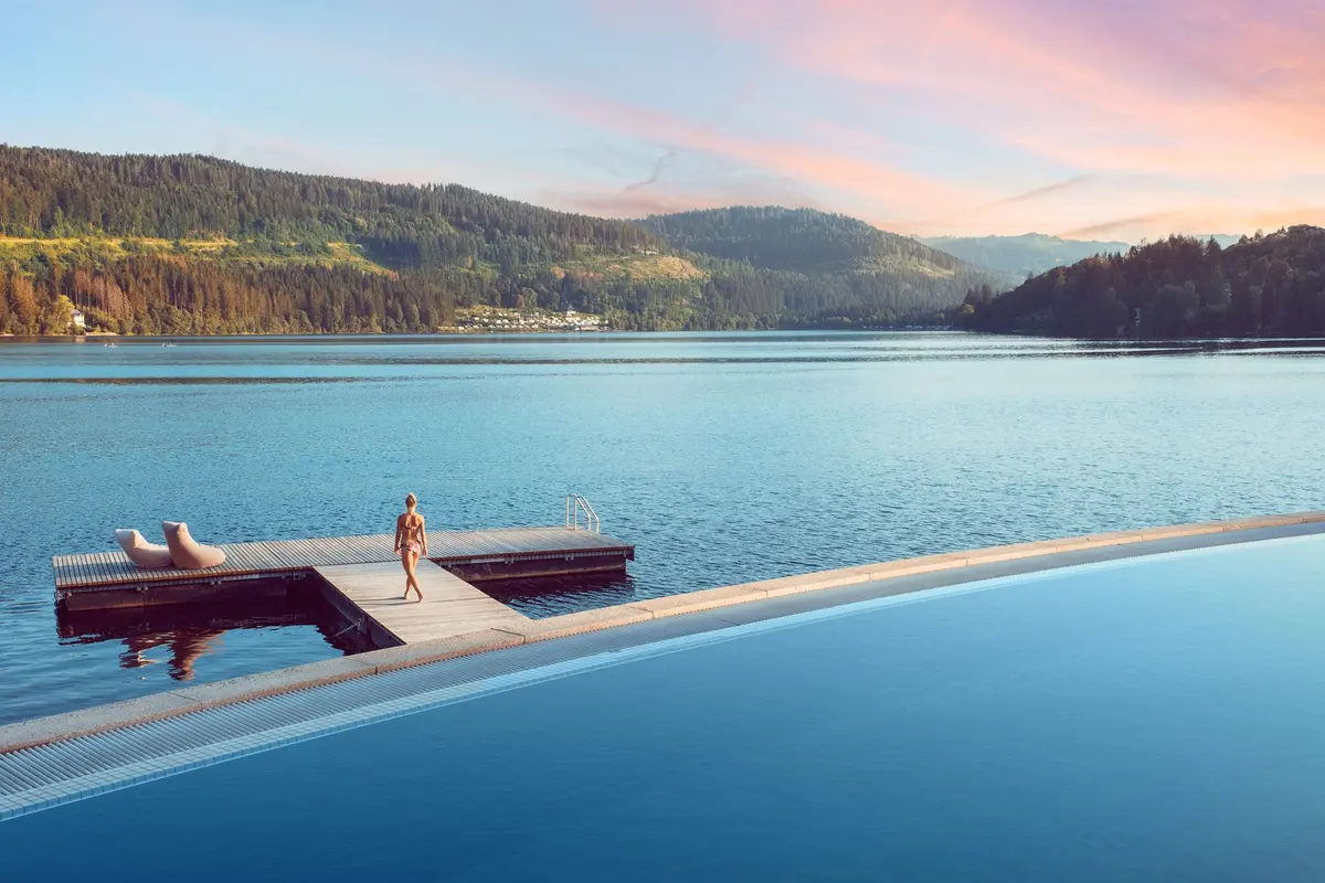 La piscine à débordement, vue sur le lac et le ponton