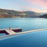 La piscine à débordement, vue sur le lac et le ponton &copy; Dengler Matthias