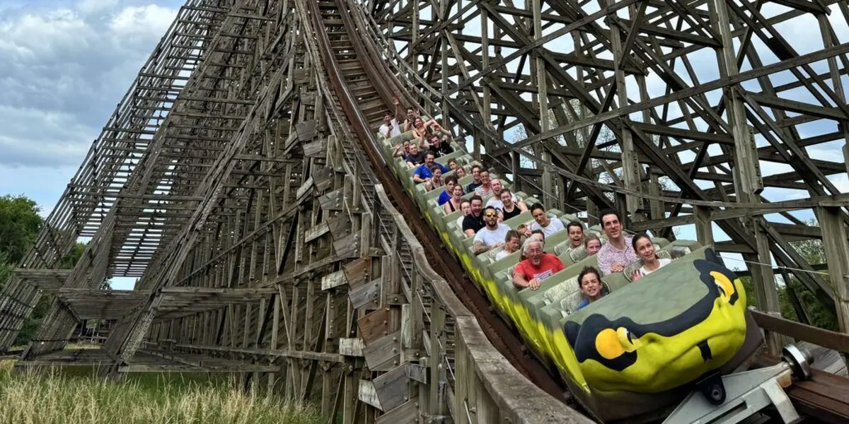Il n’en existe que 5 en France : ces grands huit en bois font trembler les parcs d’attractions