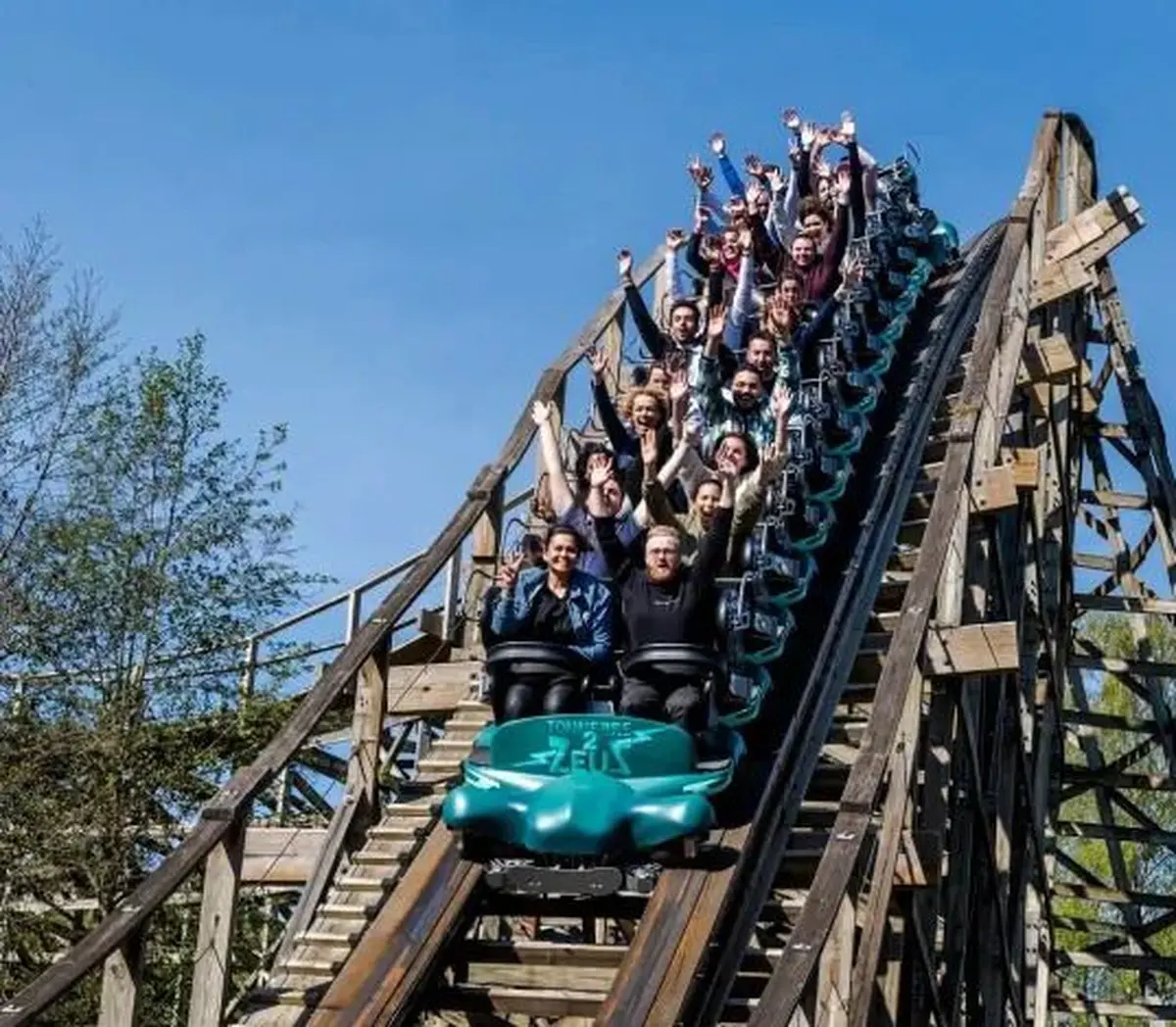 Il n’en existe que 5 en France : ces grands huit en bois font trembler les parcs d’attractions