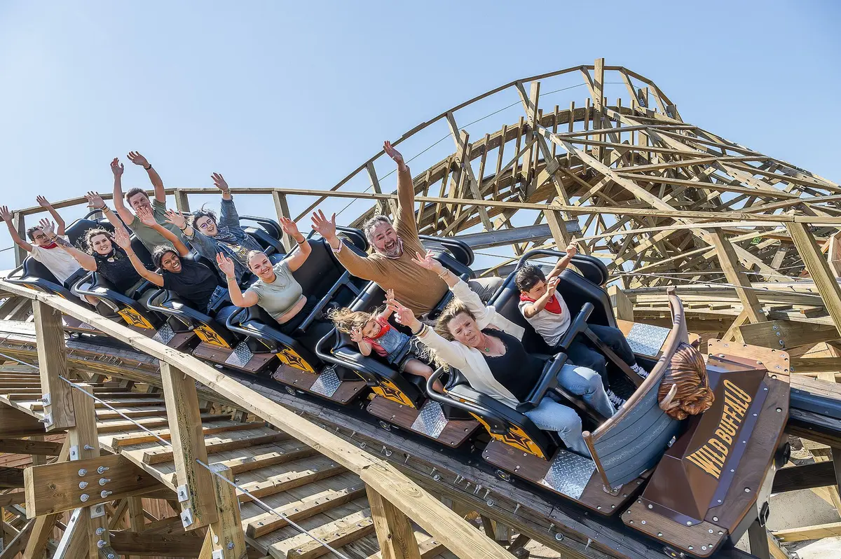 Il n’en existe que 5 en France : ces grands huit en bois font trembler les parcs d’attractions