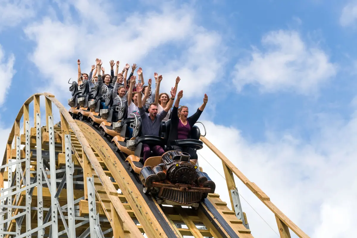 Il n’en existe que 5 en France : ces grands huit en bois font trembler les parcs d’attractions