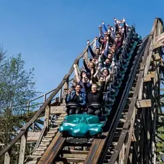 Il n’en existe que 5 en France : ces grands huit en bois font trembler les parcs d’attractions