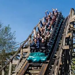 Il n’en existe que 5 en France : ces grands huit en bois font trembler les parcs d’attractions