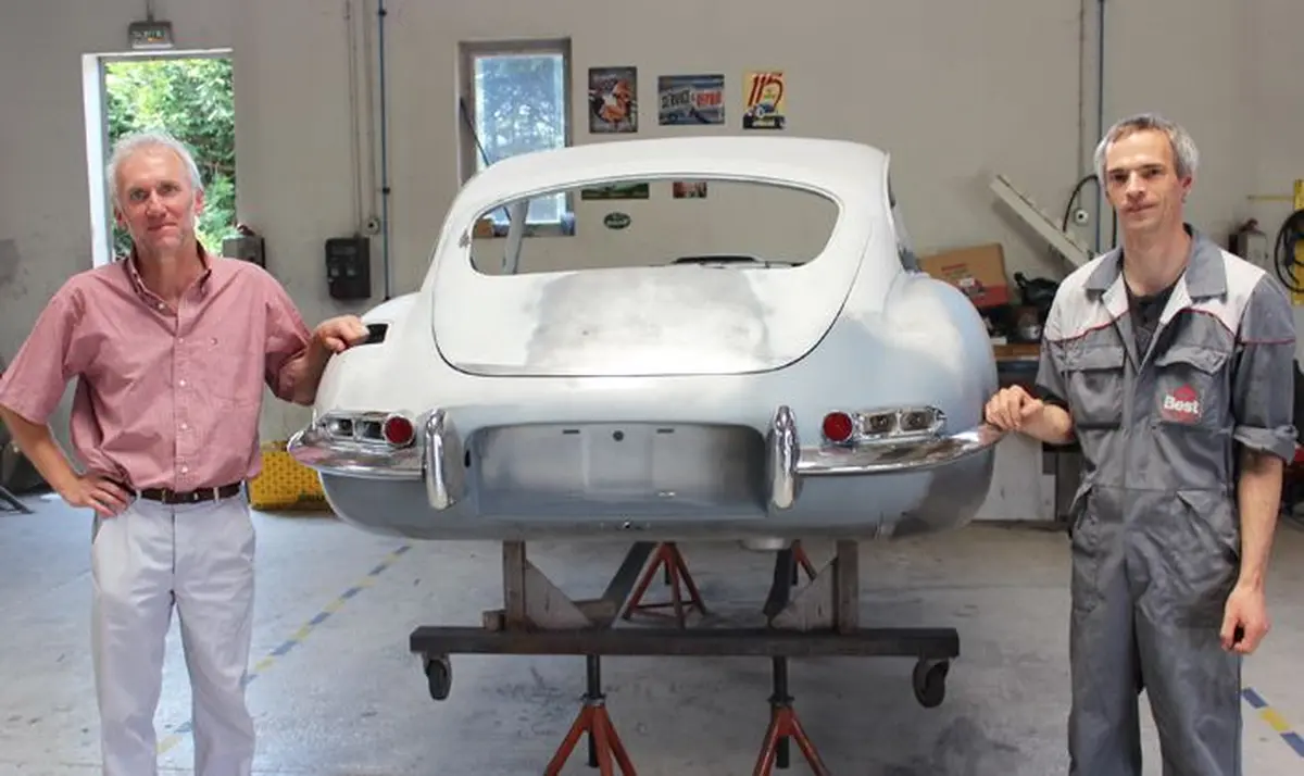 Marc Gunkel et son employé Laurent retapent les véhicules de collection