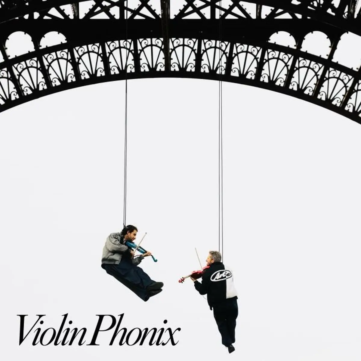 Violin Phonix descend en rappel de la Tour Eiffel avec leurs violons