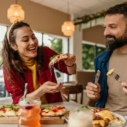 Budget, addition et red flags : ce que révèle l'étude Plum sur les premiers rendez-vous amoureux des 18-34 ans