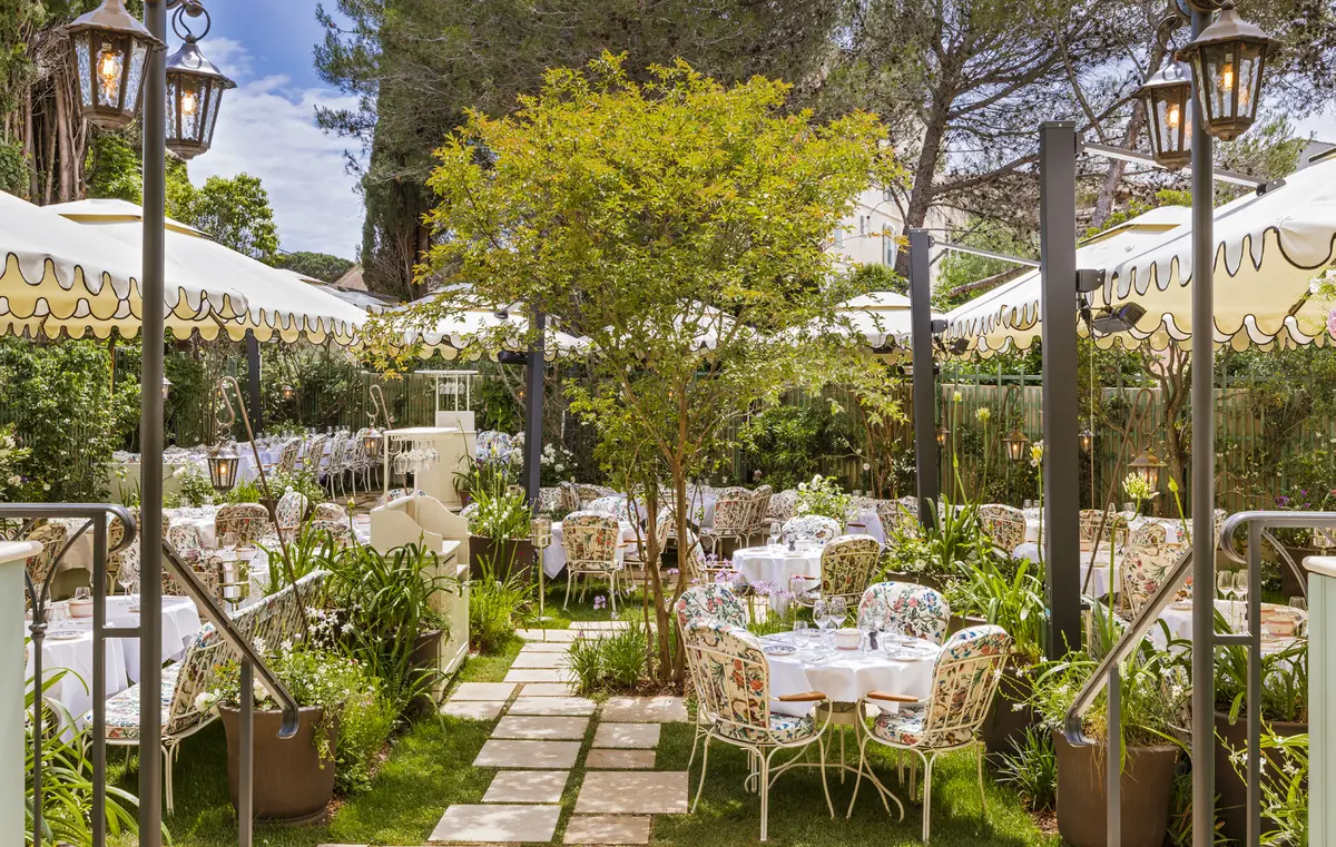 Maison Revka à Saint-Tropez : un restaurant-bar entre élégance parisienne et esprit estival