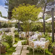 Maison Revka à Saint-Tropez : un restaurant-bar entre élégance parisienne et esprit estival