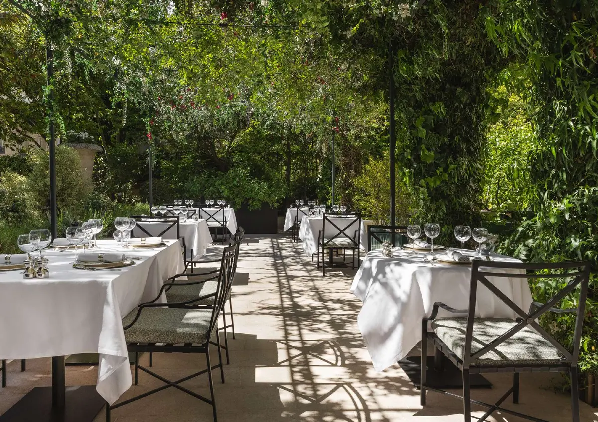 Maison Roland, le nouveau bistrot du Shangri-La Paris ouvert depuis mai 2026 dans le jardin de l'avenue d'Iéna