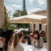 La terrasse Corail rouvre au Musée d'Art Moderne de Paris pour l'été 2026 avec un décor entièrement repensé et une vue sur la Tour Eiffel
