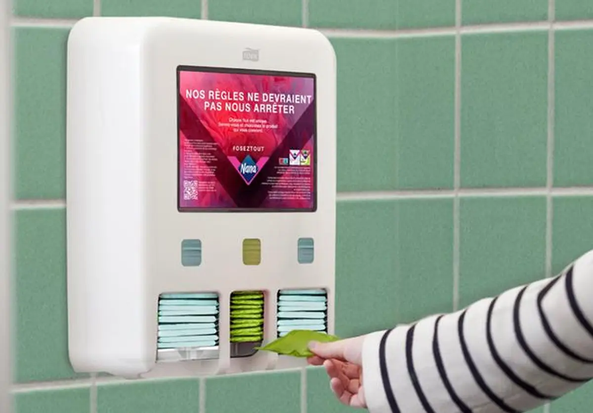 Seulement 7 % des femmes trouvent une protection périodique hors de chez elles et une marque vient enfin de lancer une solution concrète pour les sanitaires d'entreprise
