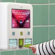 Seulement 7 % des femmes trouvent une protection périodique hors de chez elles et une marque vient enfin de lancer une solution concrète pour les sanitaires d'entreprise